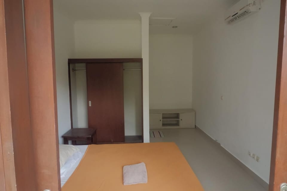 Bed, Bedroom, wardrobe, air conditioner