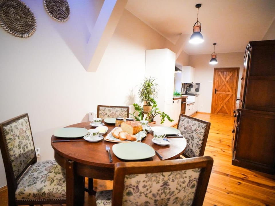 Kitchen or kitchenette, Living room, Food and drinks, Decorative detail, Seating area, Dining area, Food
