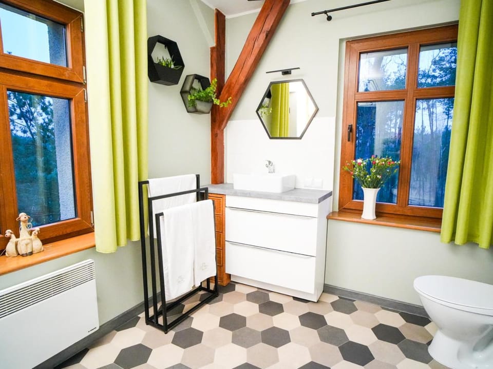 Toilet, Bathroom, View (from property/room), Decorative detail, Garden view, Bath, internet, towels