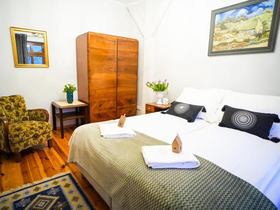 Bed, Photo of the whole room, Decorative detail, Seating area, Bedroom, Area and facilities, hair dresser, locker, towels, wardrobe
