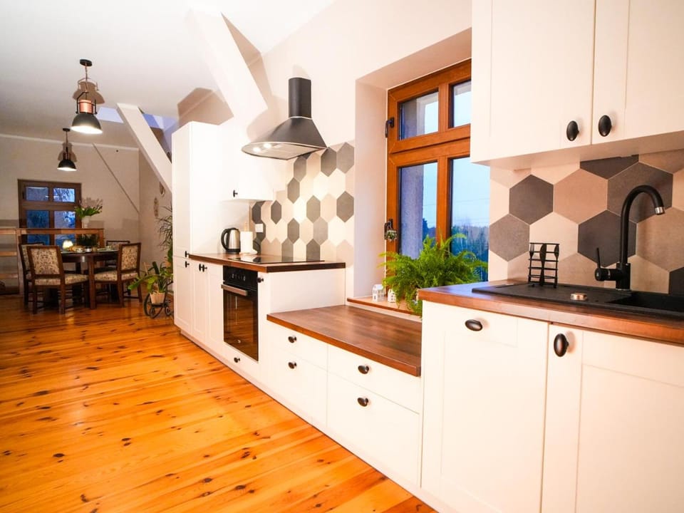 View (from property/room), Kitchen or kitchenette, Kitchen or kitchenette, Dining area, Garden view, Area and facilities, dishwasher, locker, stove