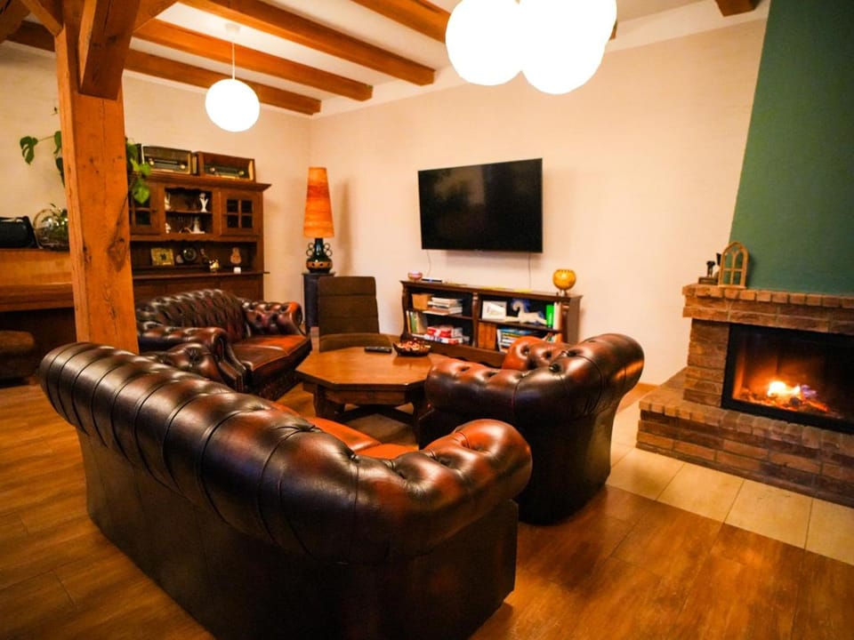 Communal lounge/ TV room, Library, TV and multimedia, Living room, Seating area, flat iron, hair dresser
