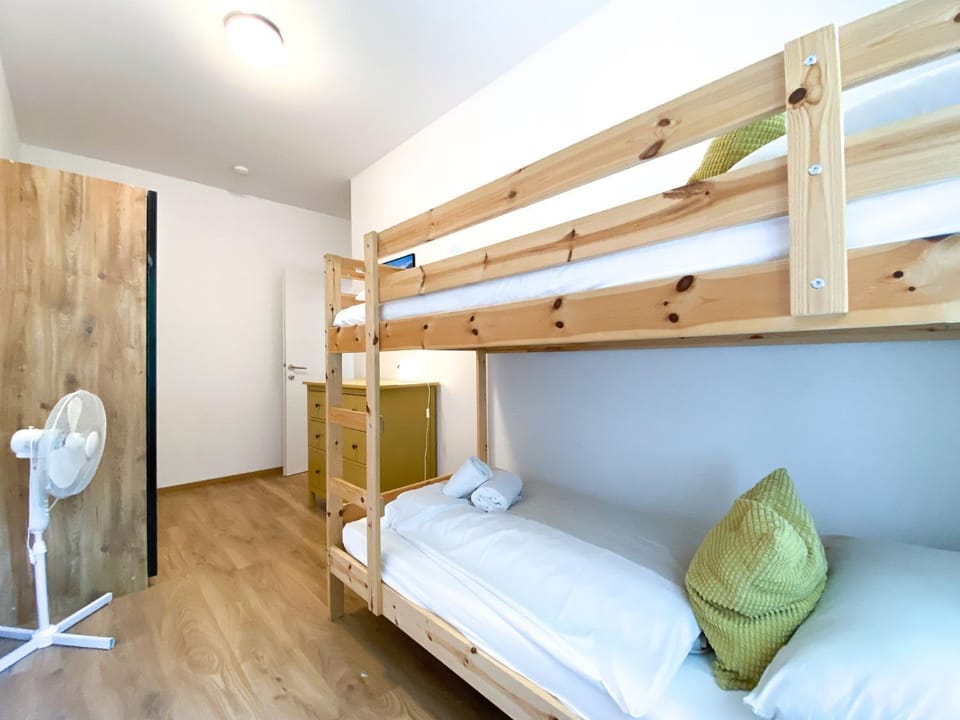 Bedroom, bunk bed