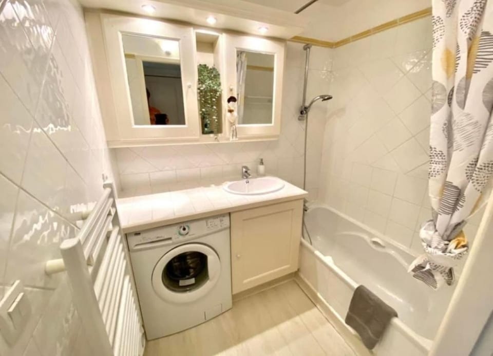 Bathroom, washing machine