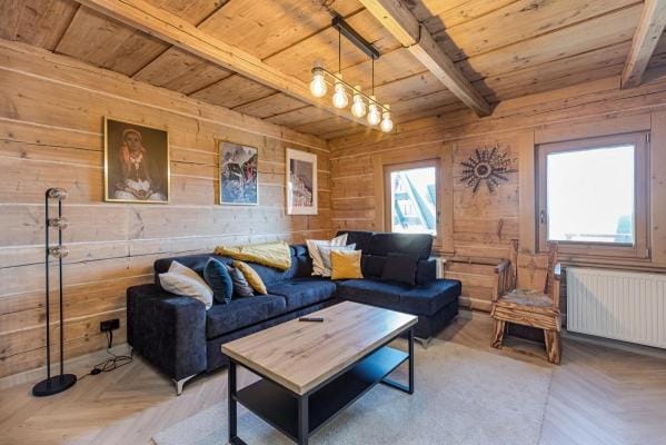 Łobrotno Gaździna Bukowina Tatrzańska - góralska chałupa z jacuzzi Chalet in Lesser Poland Voivodeship
