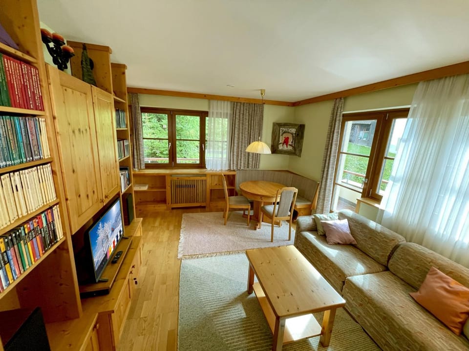 TV and multimedia, Living room, Seating area, Dining area