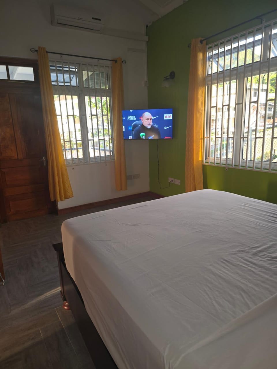 Bed, TV and multimedia, Bedroom