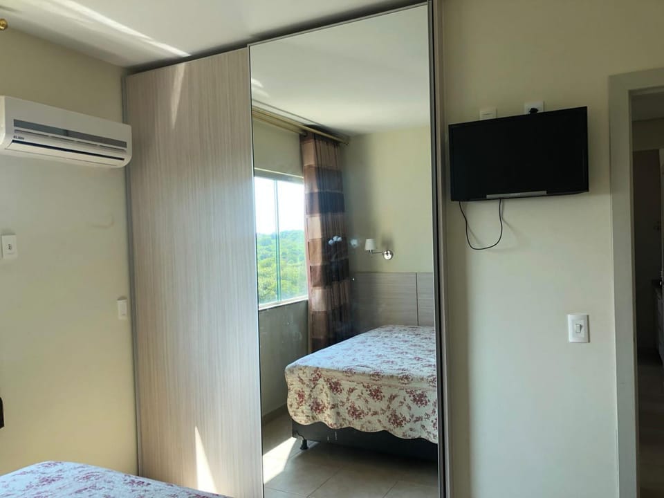 Bed, TV and multimedia, Photo of the whole room, Bedroom, wardrobe, air conditioner