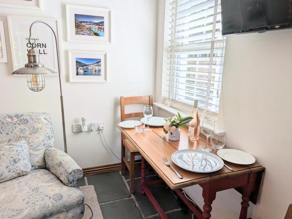 Bijou Coastal Apartment in Polperro With Hot Tub, Onsite Parking 5 min Downhill Walk To Village House in Polperro