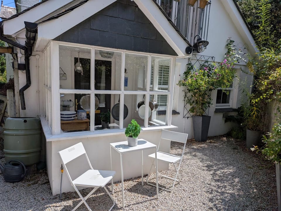 Bijou Coastal Apartment in Polperro With Hot Tub, Onsite Parking 5 min Downhill Walk To Village House in Polperro