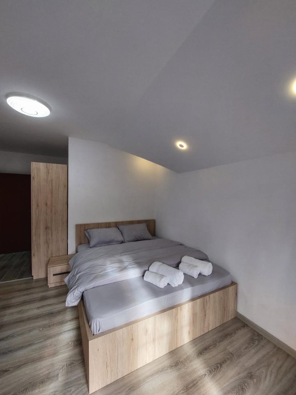 Bed, Photo of the whole room, Bedroom, towels