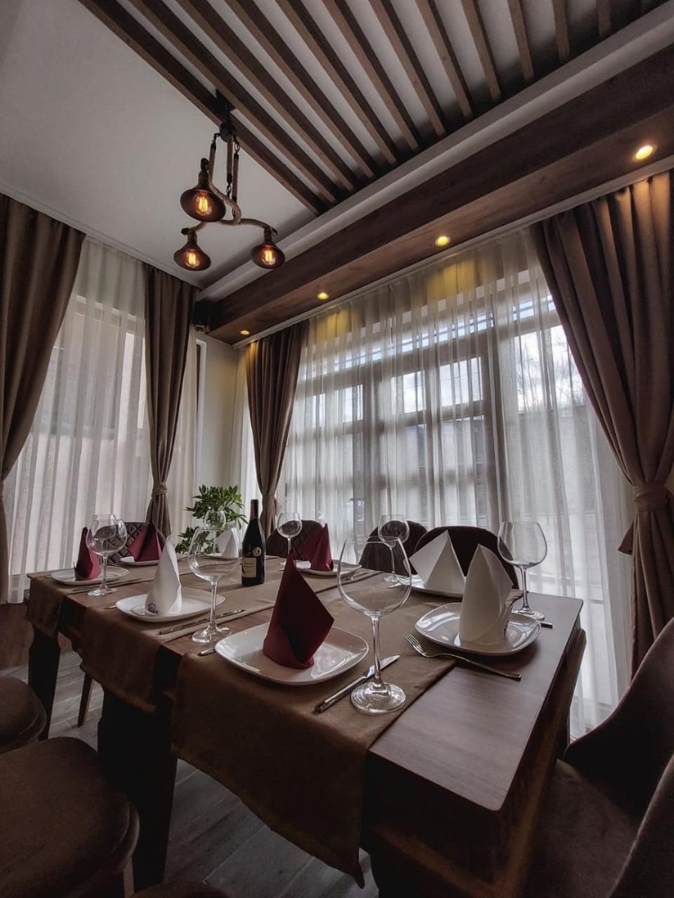 Restaurant/places to eat, Lounge or bar