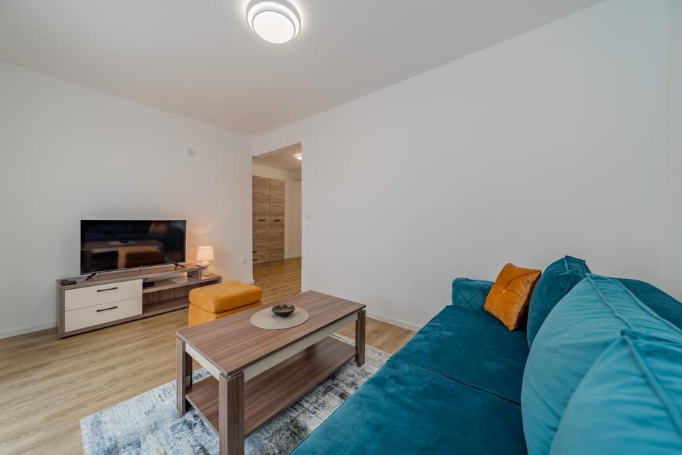 TV and multimedia, Living room, Seating area, Evening entertainment