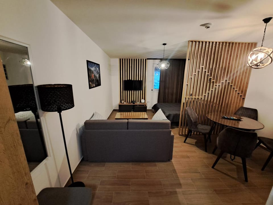 TV and multimedia, Seating area, Dining area