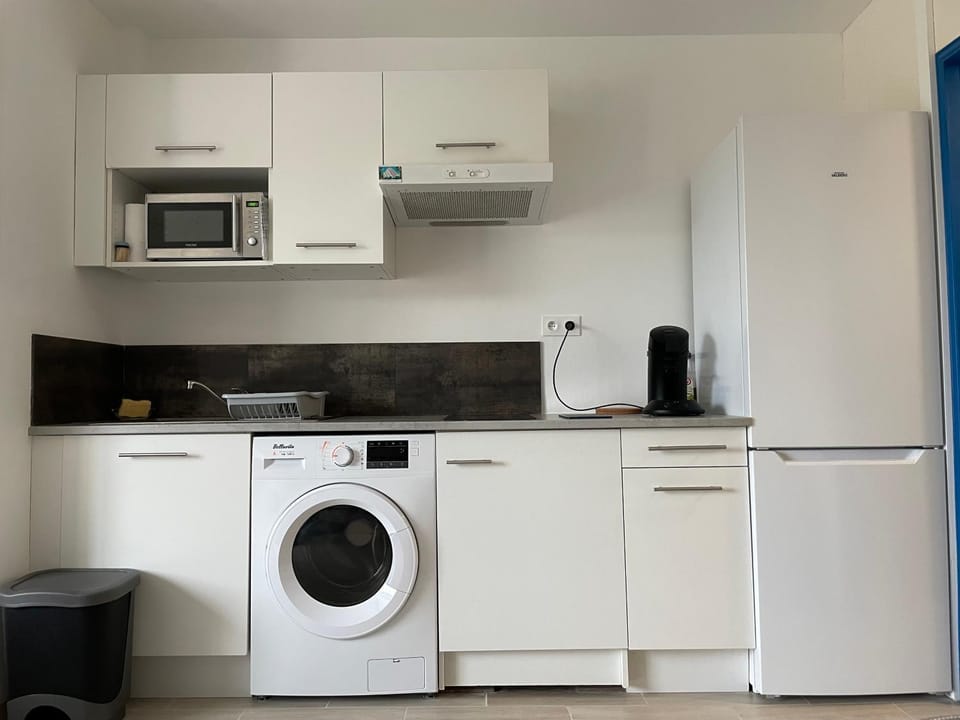 Kitchen or kitchenette, stove, toaster, washing machine