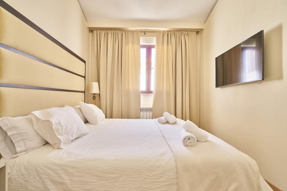 Bed, TV and multimedia, Bedroom