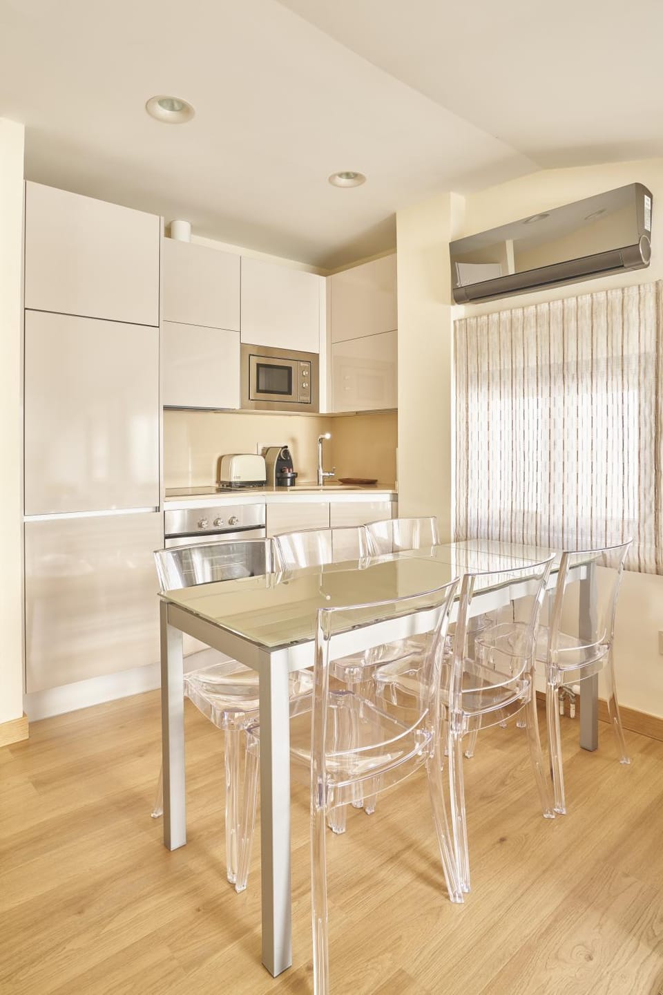Kitchen or kitchenette, Dining area, minibar, oven