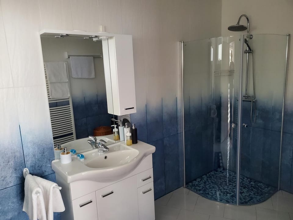 Shower, Bathroom, towels