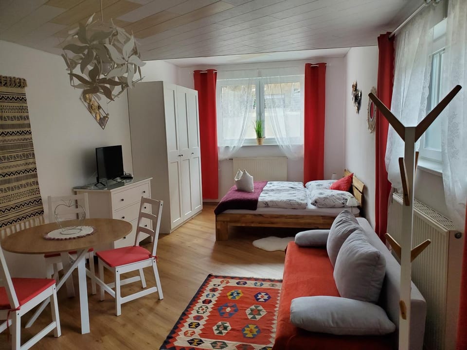Bed, TV and multimedia, Living room, Photo of the whole room, Seating area, Dining area, Bedroom, hair dresser