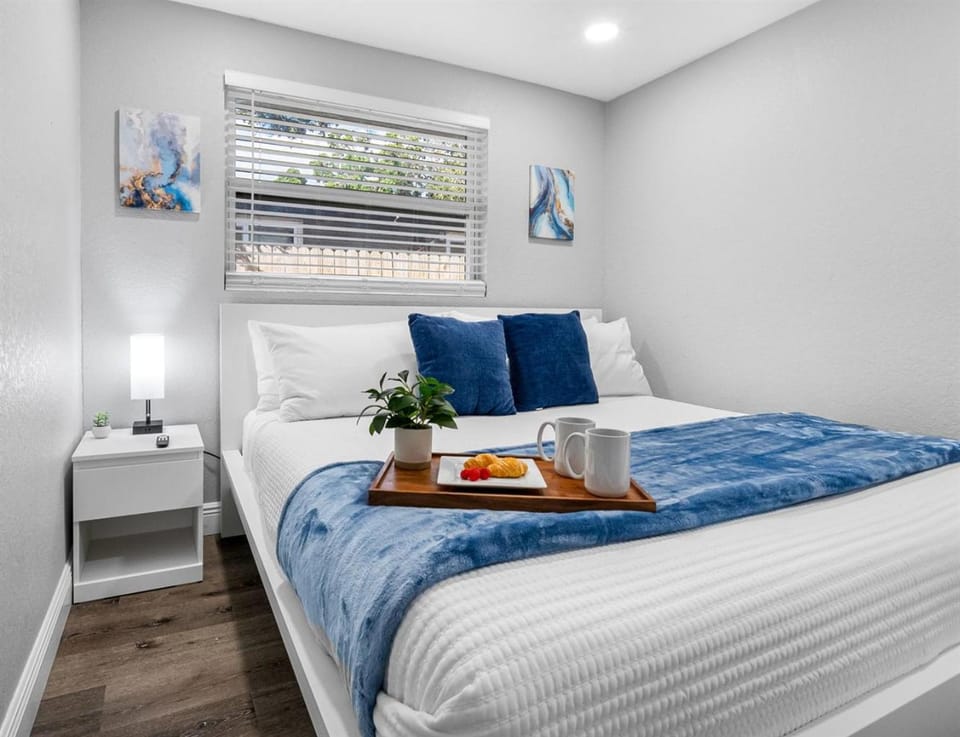 FREE Heated Pool, 5BR Sleeps 10 South Tampa, 15 Min to Airport House in Tampa
