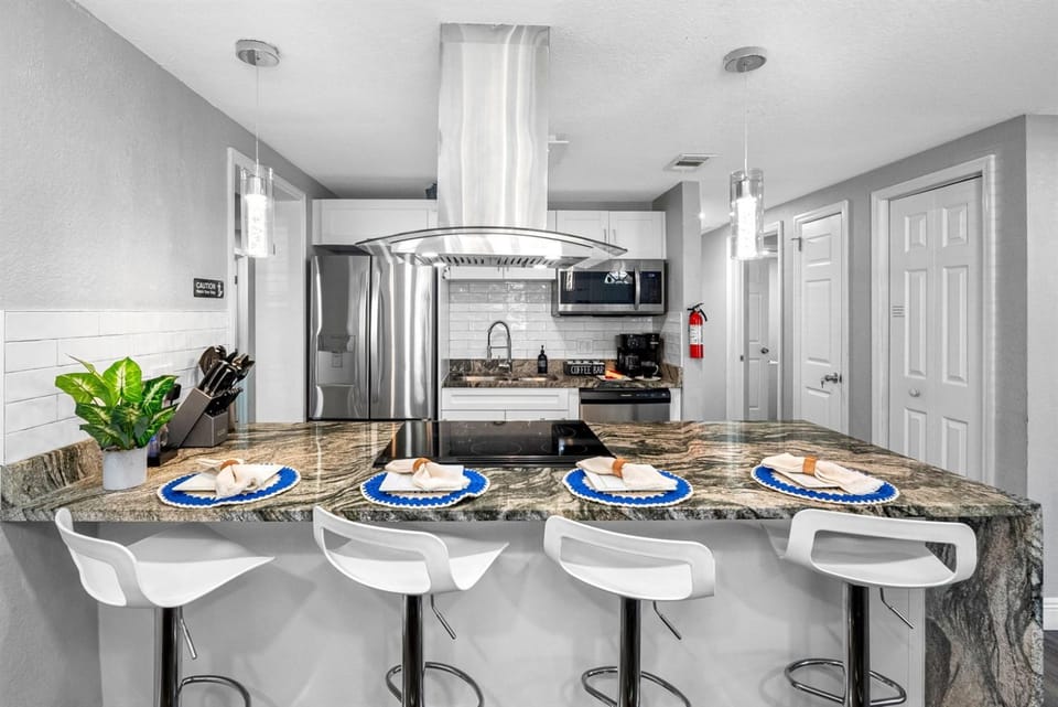 FREE Heated Pool, 5BR Sleeps 10 South Tampa, 15 Min to Airport House in Tampa