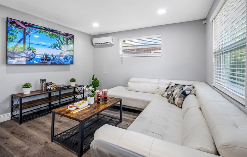 Family-Friendly Tampa Home with FREE Heated Pool House in Tampa