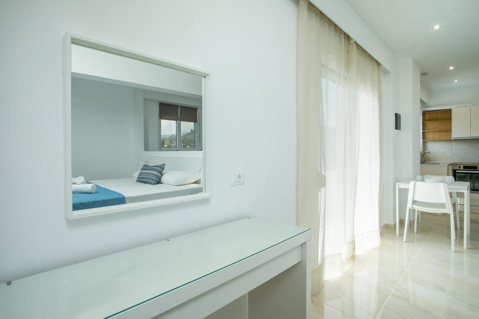 Bed, Kitchen or kitchenette, Photo of the whole room, Dining area, Bedroom