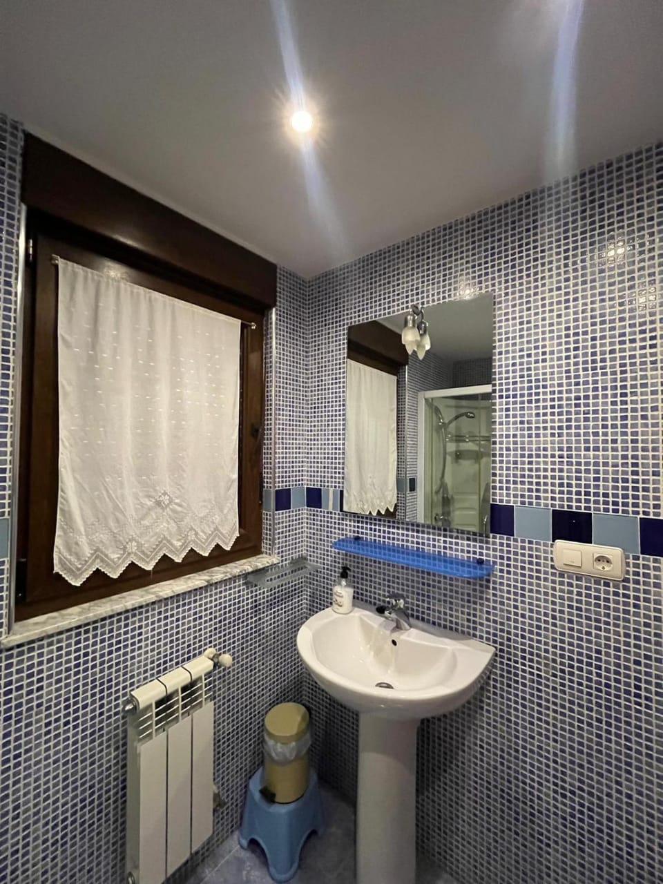 Toilet, Bathroom, towels
