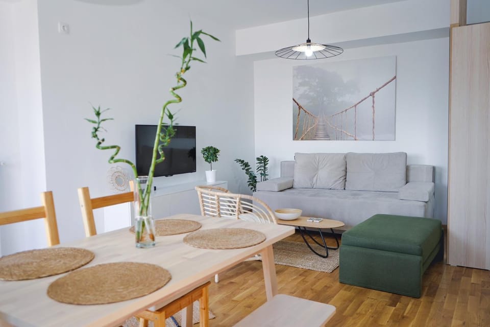 Bed, TV and multimedia, Living room, Photo of the whole room, Seating area, Dining area