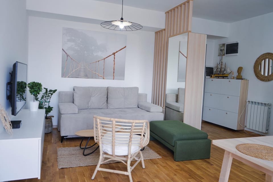 TV and multimedia, Living room, Seating area, Dining area, internet, locker