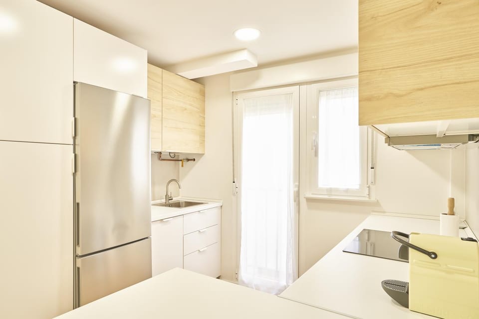 Kitchen or kitchenette, minibar, oven