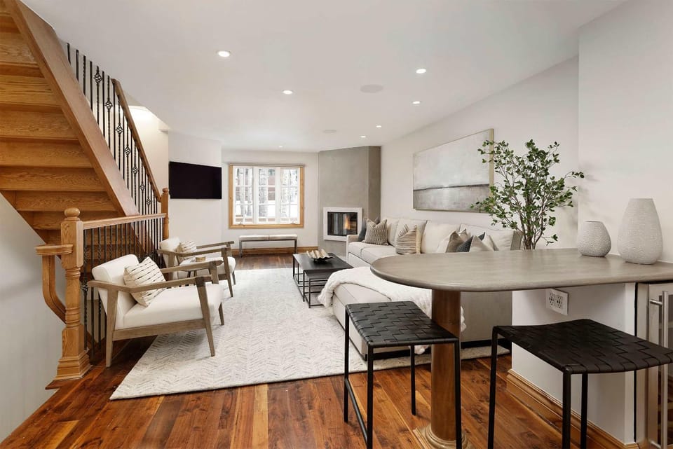 Central AC, Updated 4 BR, 4-5 BA Townhouse, Pool House in Aspen