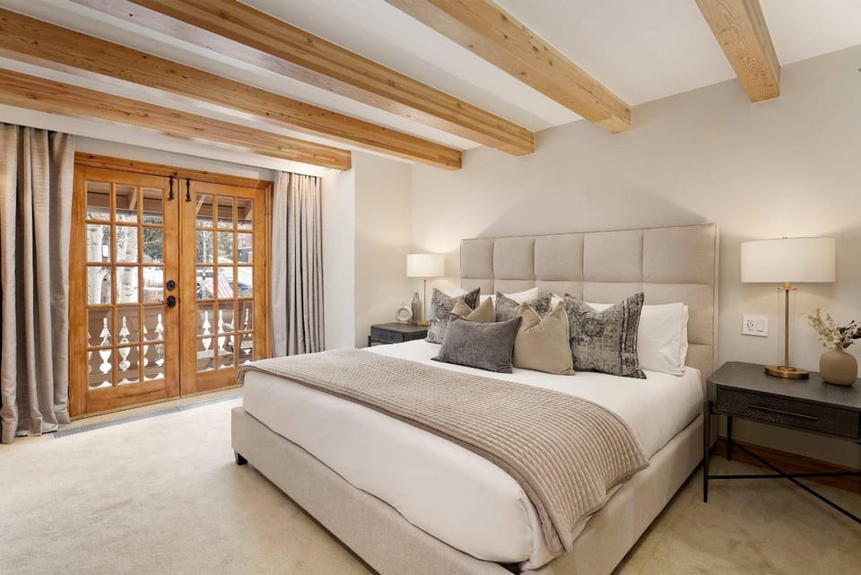 Central AC, Updated 4 BR, 4-5 BA Townhouse, Pool House in Aspen