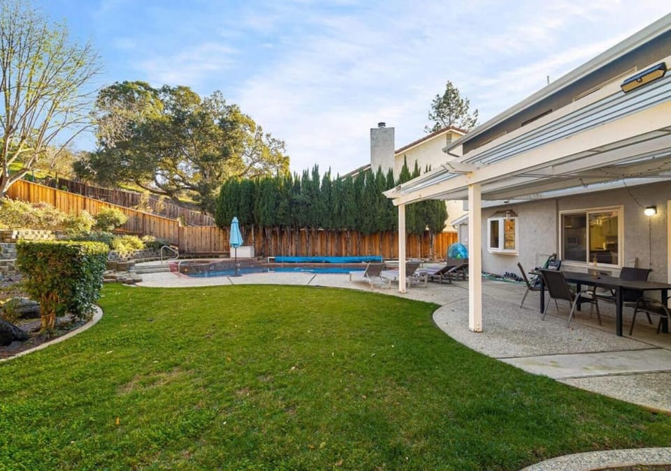Property building, Patio, Day, Garden, Garden, Dining area, Garden view, Pool view, Swimming pool, sunbed