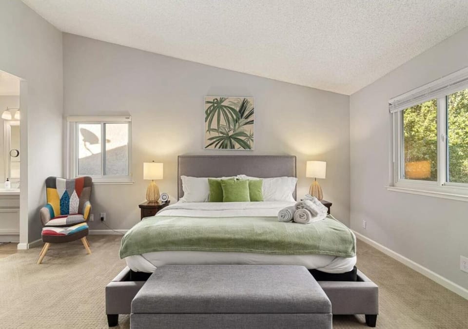 Bed, Photo of the whole room, Decorative detail, Seating area, Bedroom, Garden view