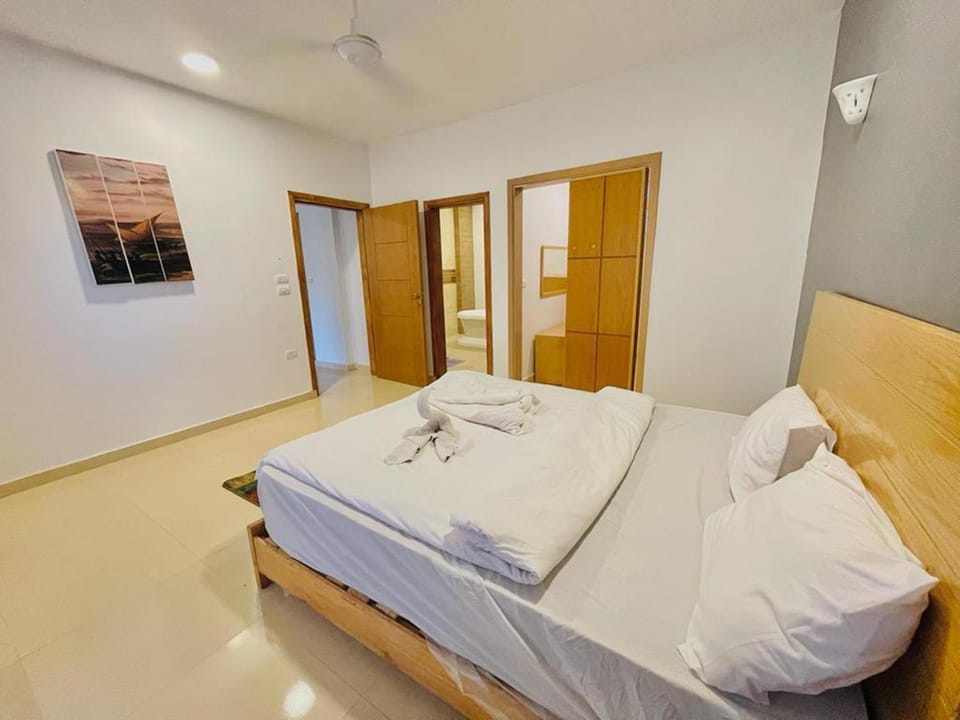 Photo of the whole room, Bedroom