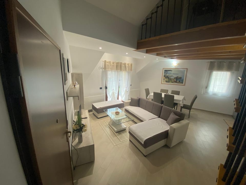 TV and multimedia, Living room, Photo of the whole room, Seating area