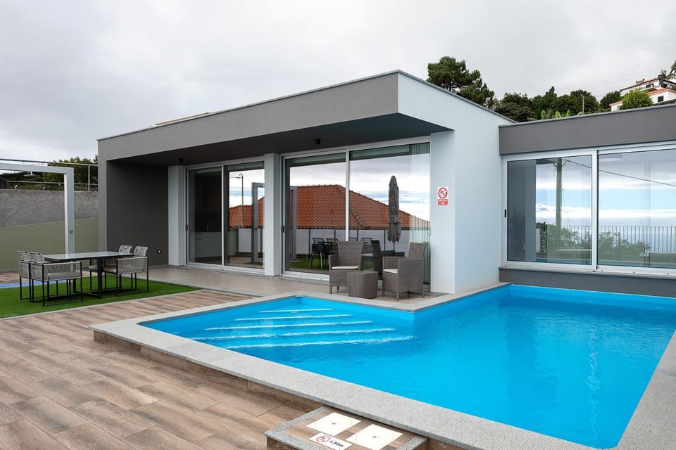 Dining area, Pool view, Swimming pool, Swimming pool