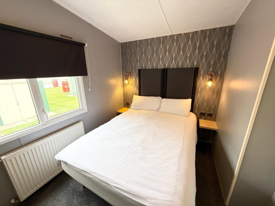 Palm Grove 1 - Golden Palm Resort - 2 bathrooms, 2 showers, Pet friendly, WiFi and Bed linen - Meadow Lakes Caravan & Lodge Hire Campground/ 
RV Resort in Chapel Saint Leonards