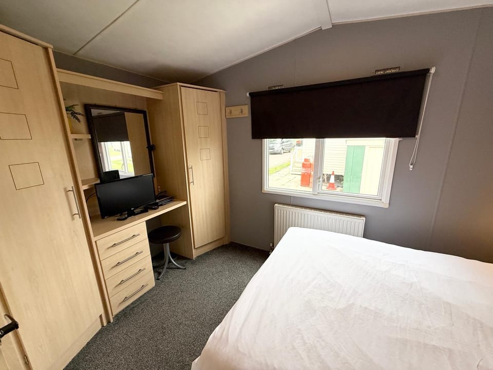 Bed, TV and multimedia, Bedroom, wardrobe