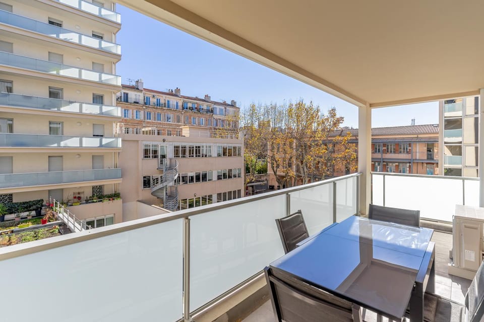Property building, Patio, Dining area