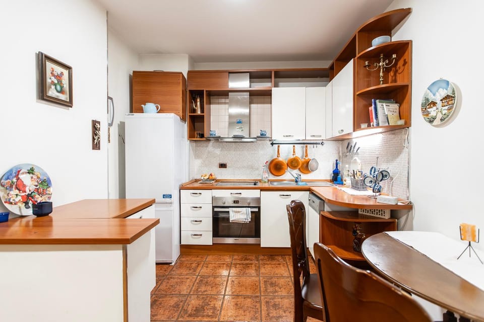 Kitchen or kitchenette, Dining area, dishwasher, minibar, oven, stove