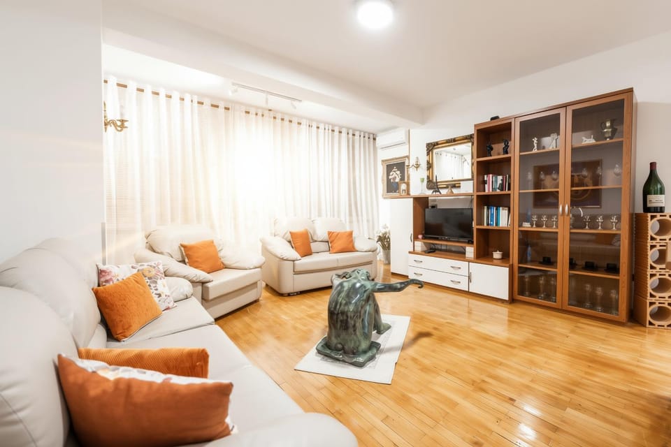 Communal lounge/ TV room, Library, TV and multimedia, Living room, Seating area, Evening entertainment