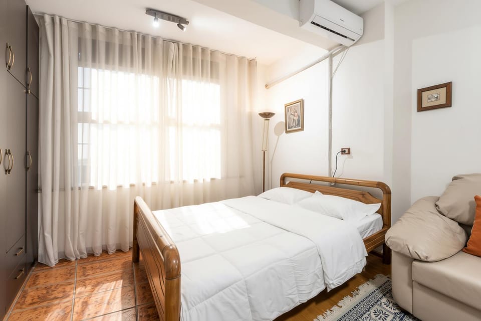 Bed, Living room, Photo of the whole room, Seating area, Bedroom, towels, air conditioner