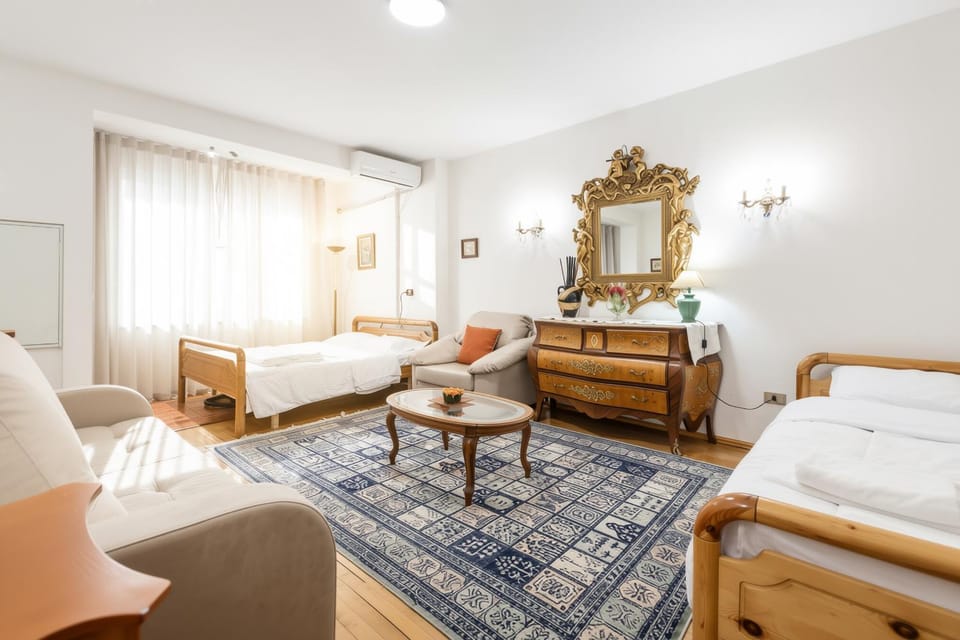 Bed, Photo of the whole room, Seating area, Bedroom