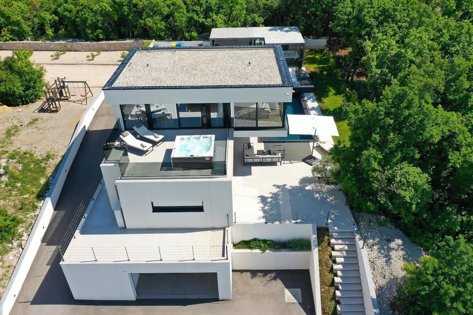 Property building, Hot Tub, Balcony/Terrace, Spa and wellness centre/facilities, Swimming pool