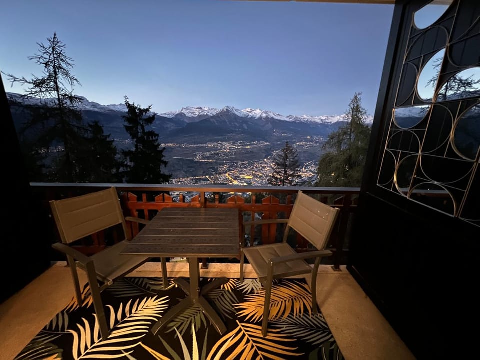 Balcony/Terrace, Balcony/Terrace, Mountain view