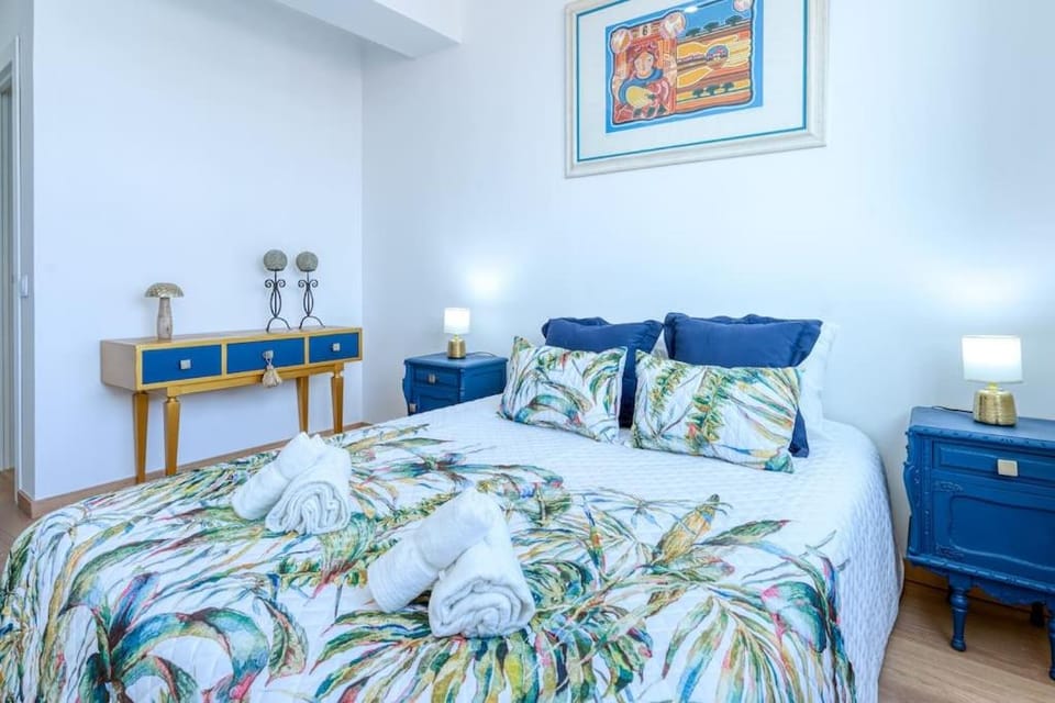 Bed, Bedroom, towels, air conditioner