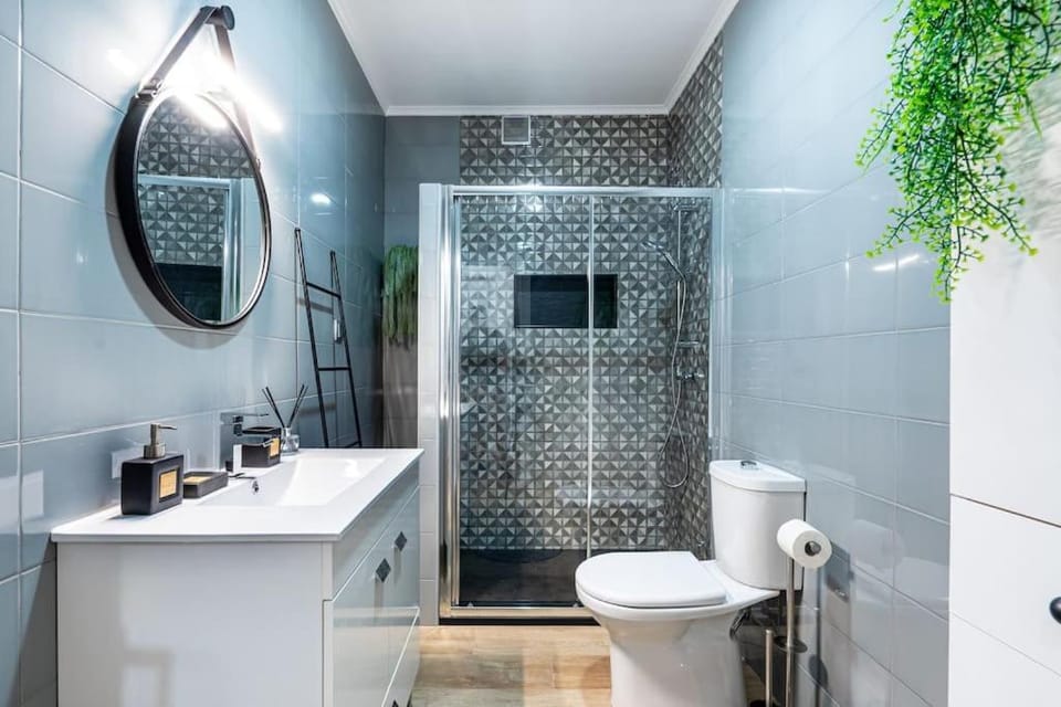 Shower, Toilet, Bathroom, towels