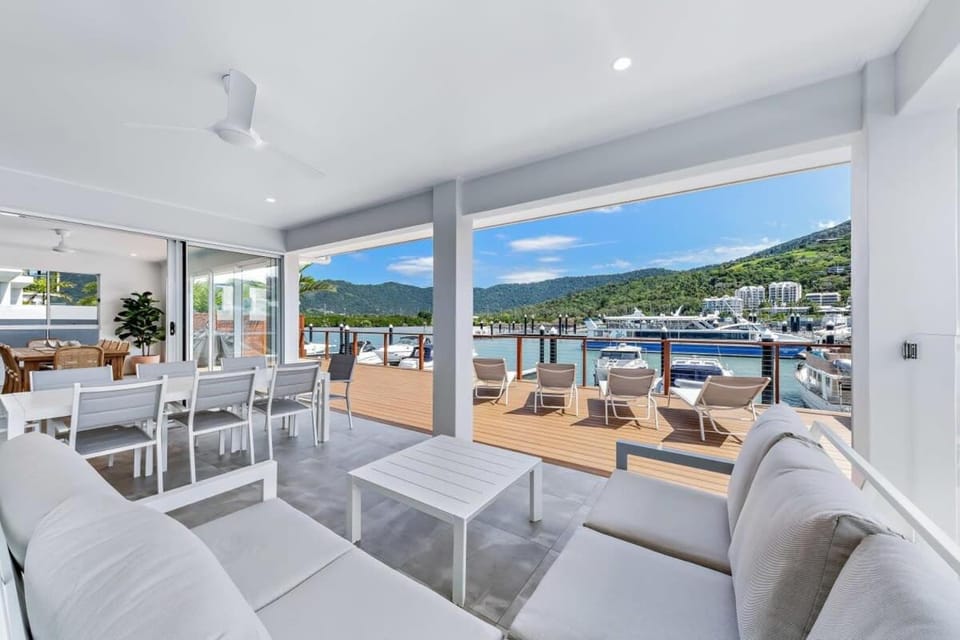 Cove 18 - Luxury beach house House in Airlie Beach